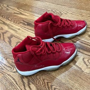 Jordan 11 retro red size 9 men good condition